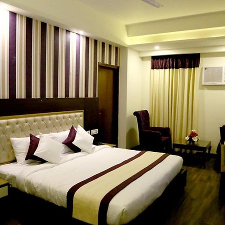 Aggarwal Hotel Zirakpur Exteriör bild
