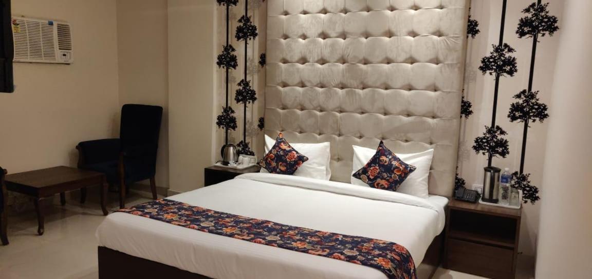 Aggarwal Hotel Zirakpur Exteriör bild