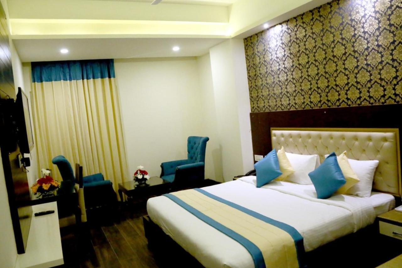 Aggarwal Hotel Zirakpur Exteriör bild
