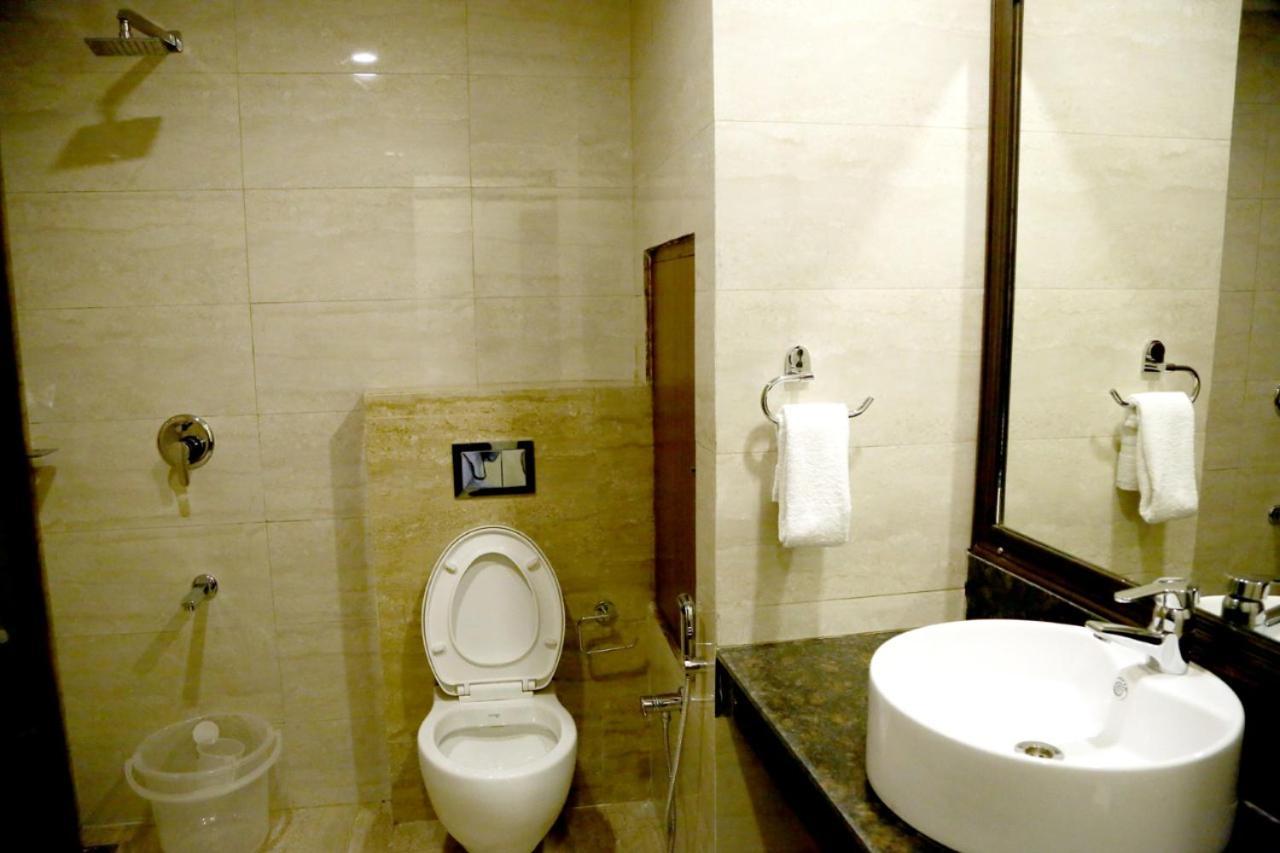 Aggarwal Hotel Zirakpur Exteriör bild