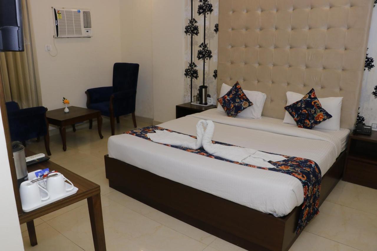 Aggarwal Hotel Zirakpur Exteriör bild