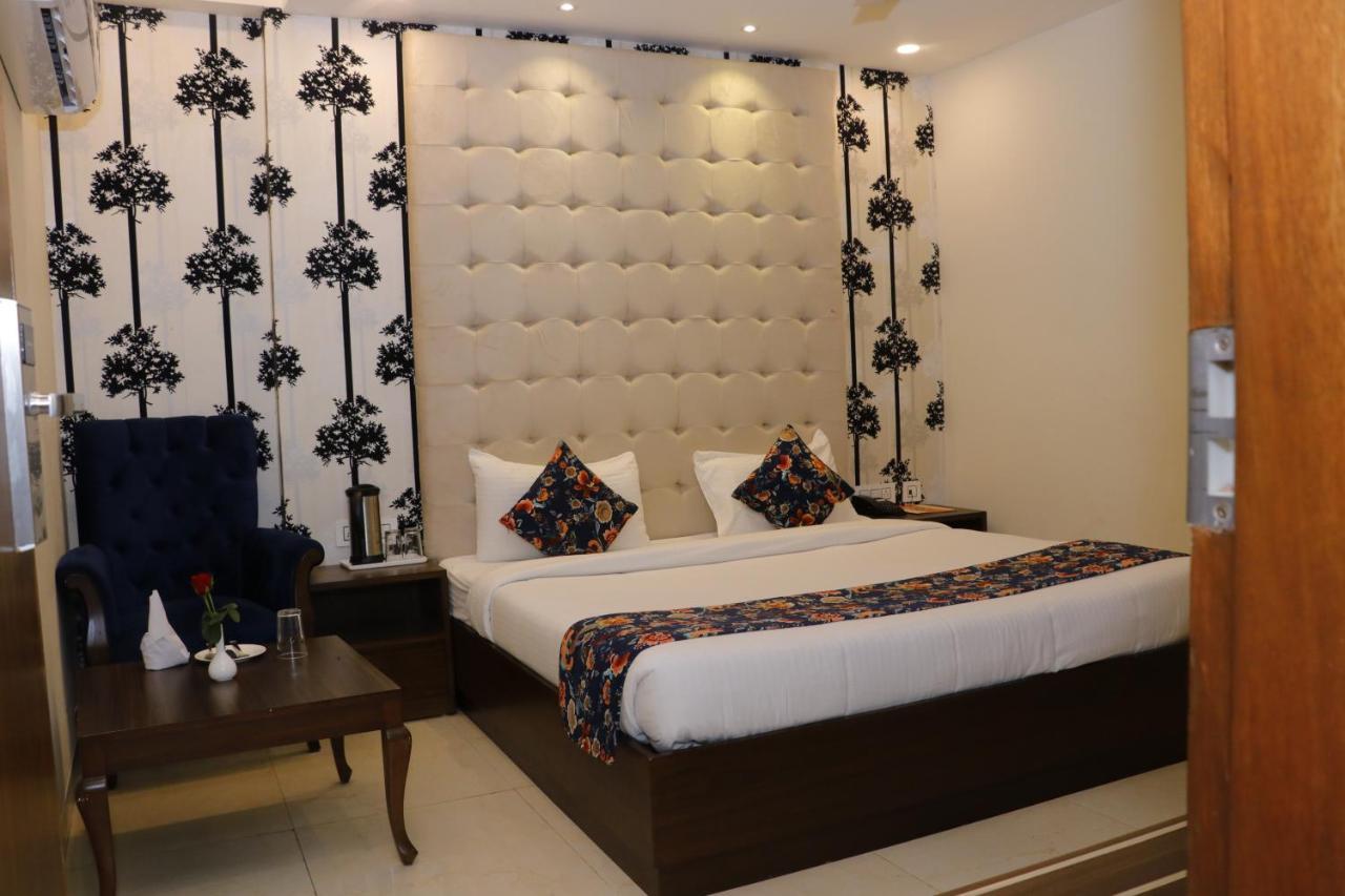 Aggarwal Hotel Zirakpur Exteriör bild