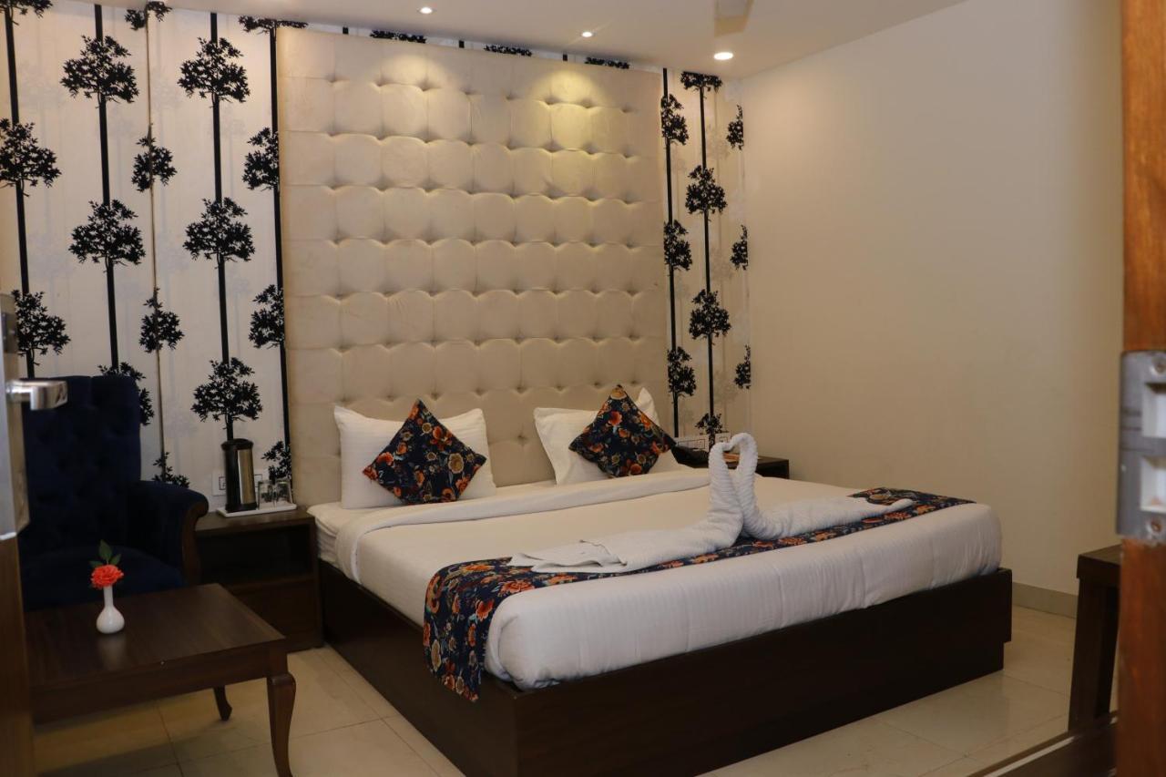 Aggarwal Hotel Zirakpur Exteriör bild