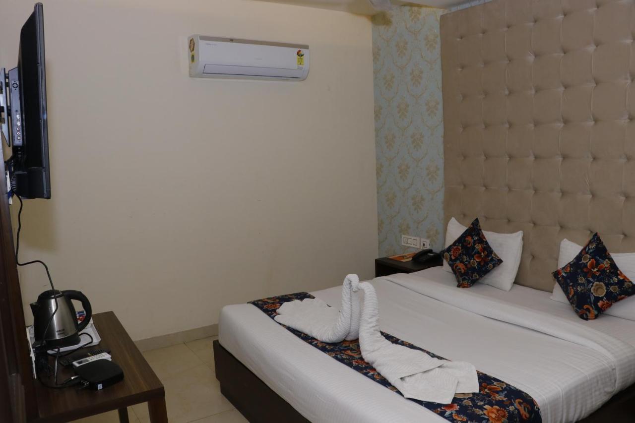 Aggarwal Hotel Zirakpur Exteriör bild