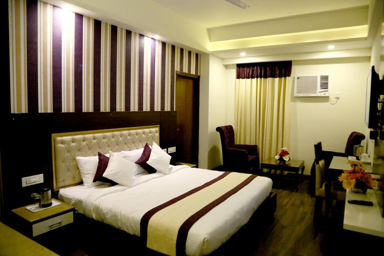 Aggarwal Hotel Zirakpur Exteriör bild